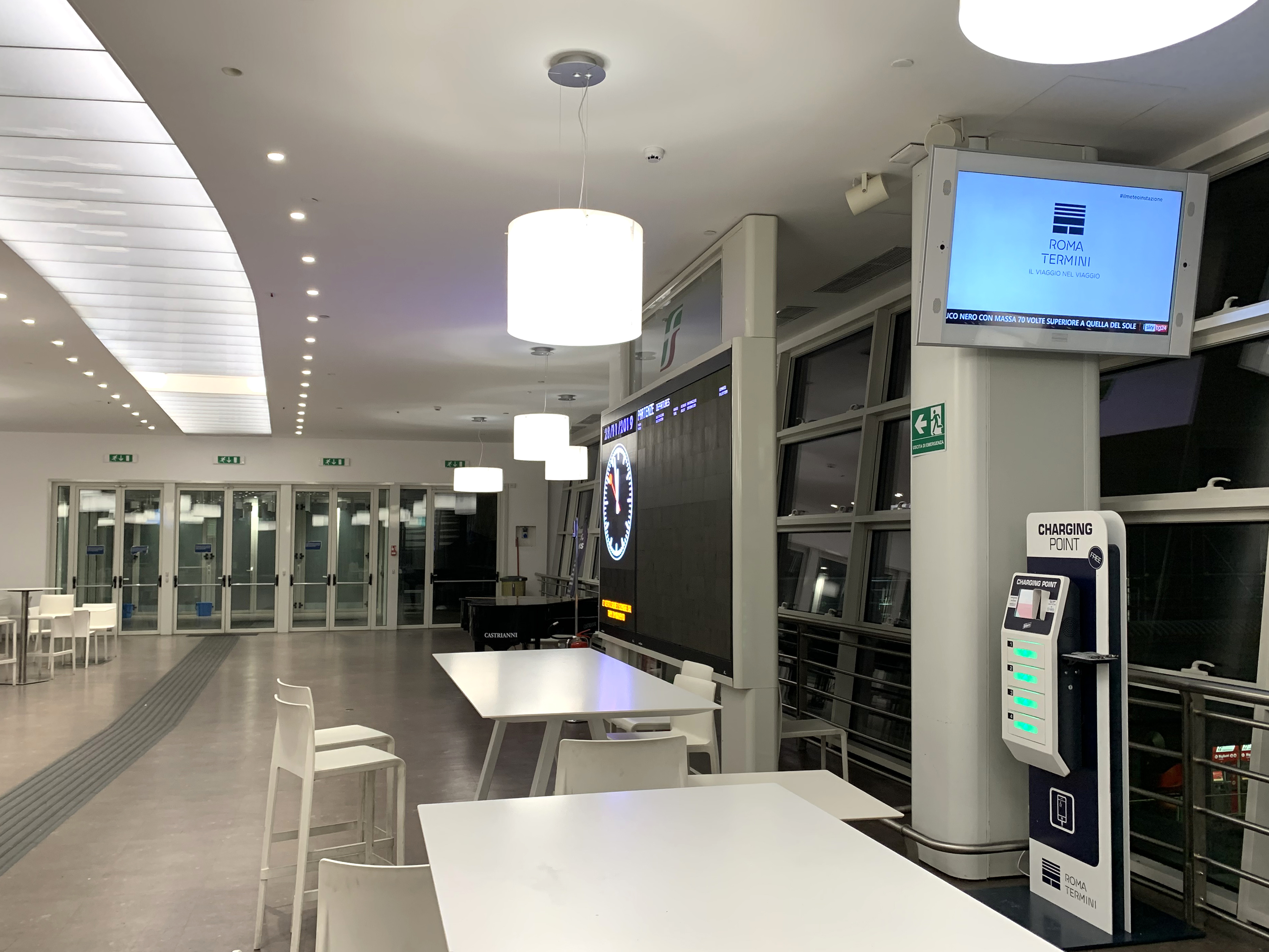 Station de recharge de smartphone en Gare de Roma Termini
