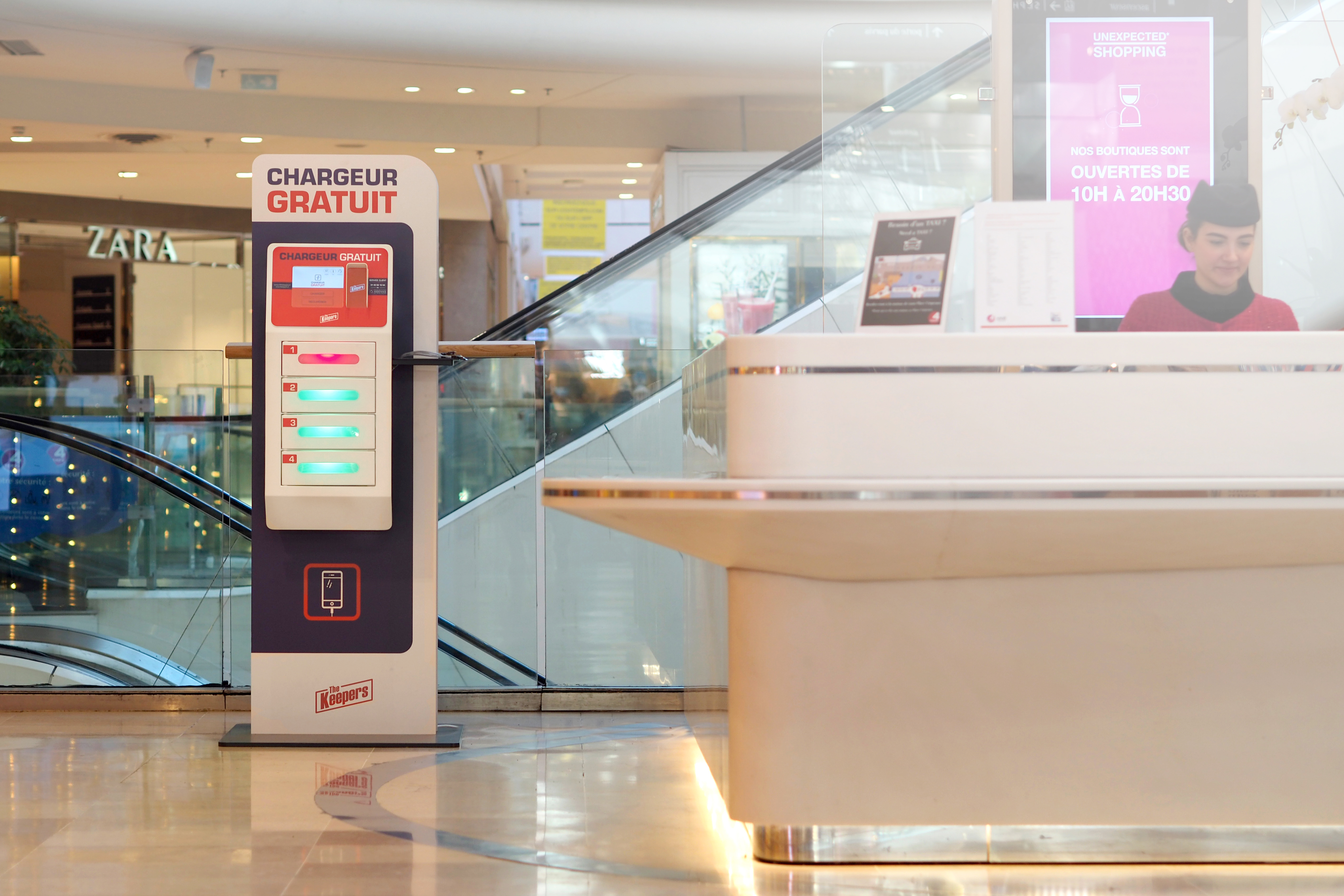 Casier de recharge pour téléphones à l'acceuil d'un hypermarché
