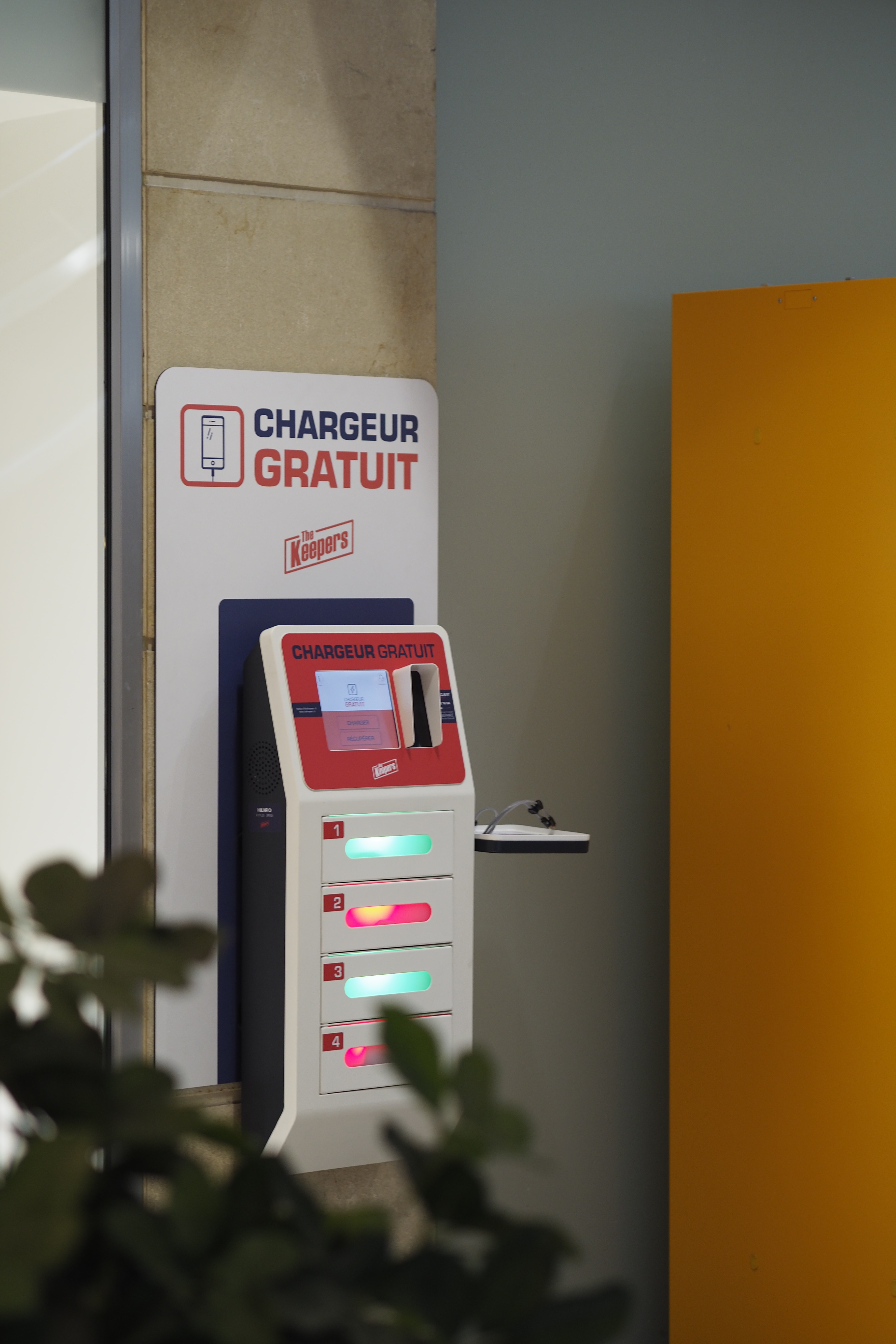Borne casiers de recharge de téléphones sécurisés Auchan