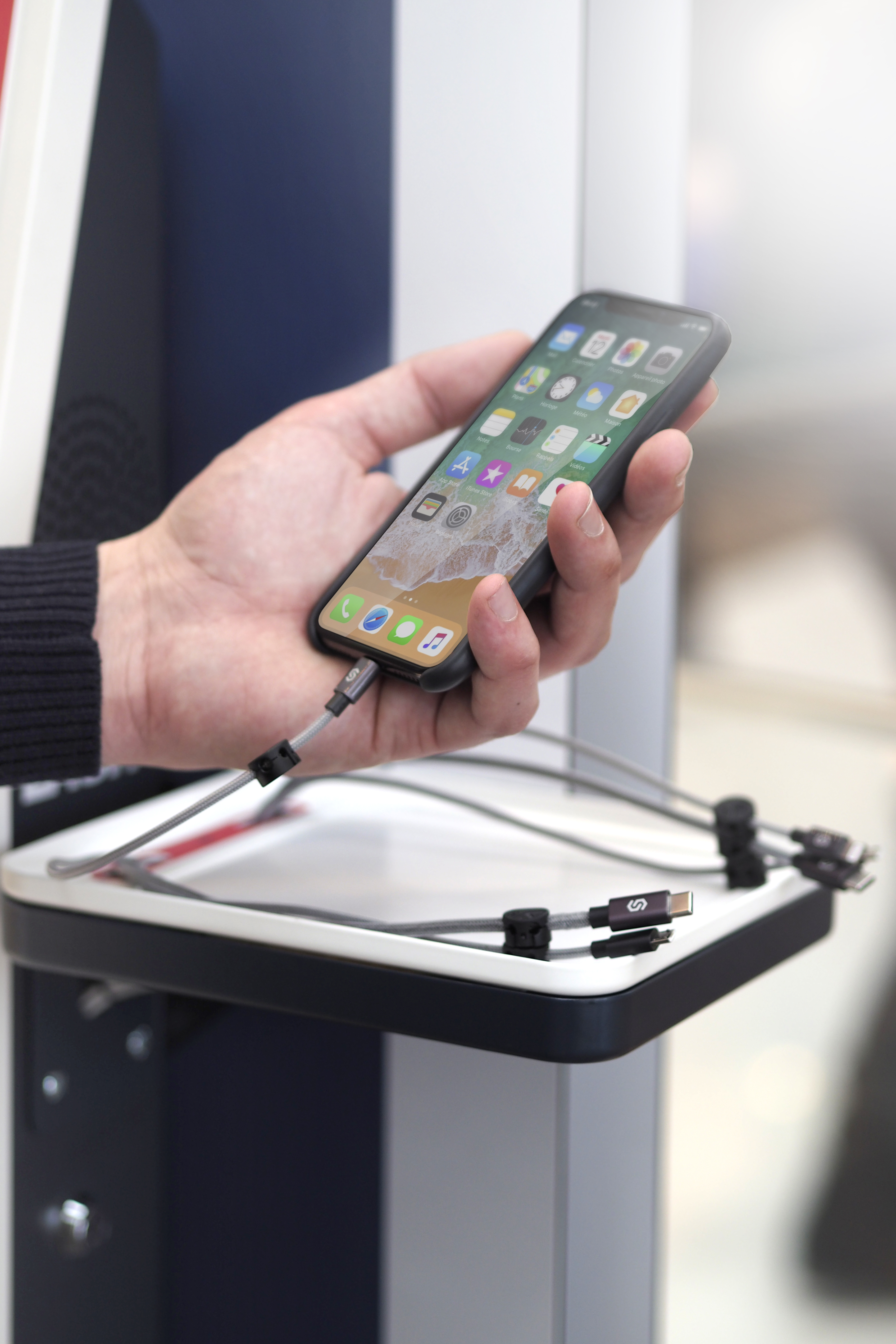 Borne casiers de recharge de téléphones sécurisés Boulanger