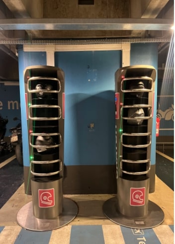 Borne de casiers à casques pour parkings de salles de sport 