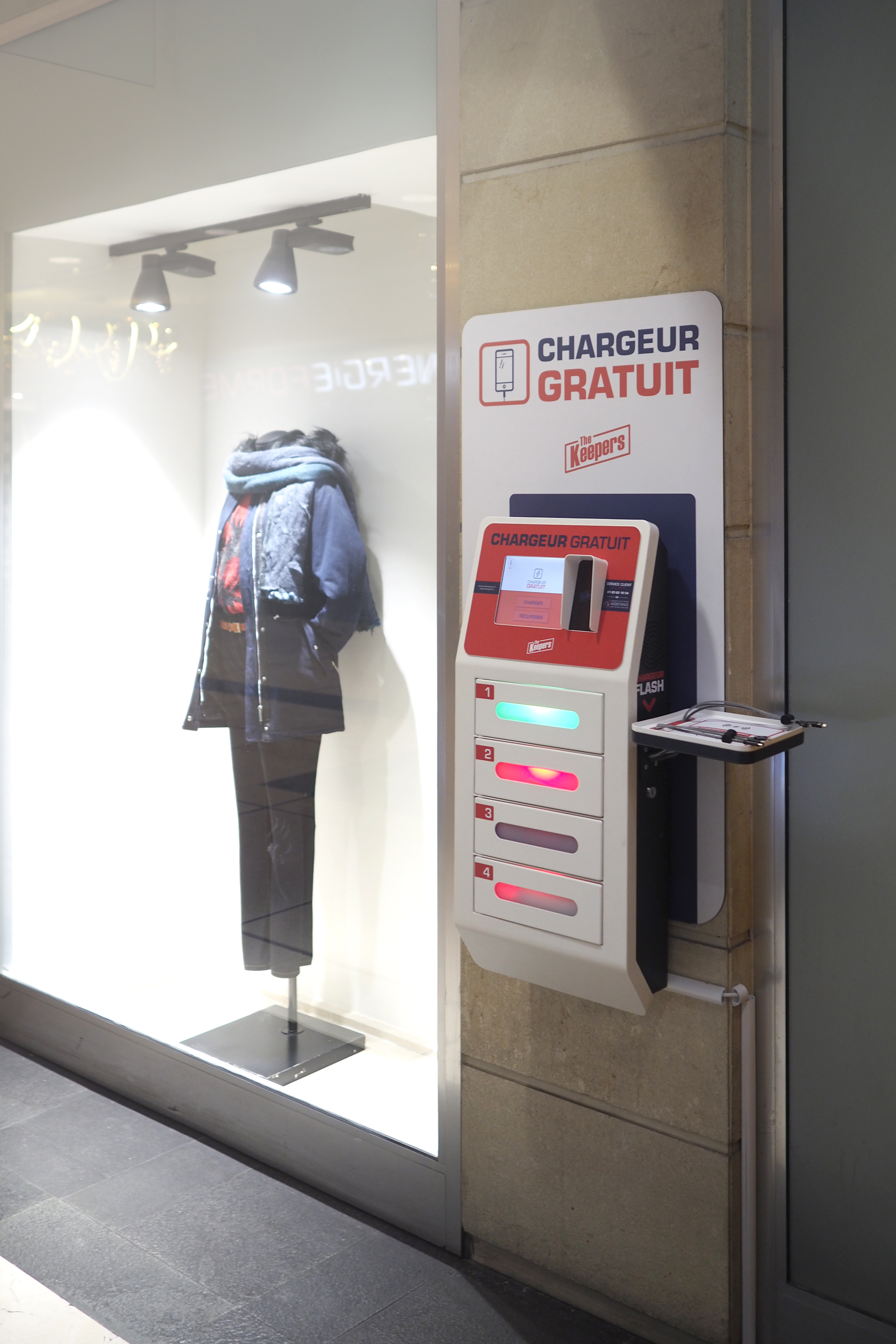 Borne de recharge de téléphones en gare