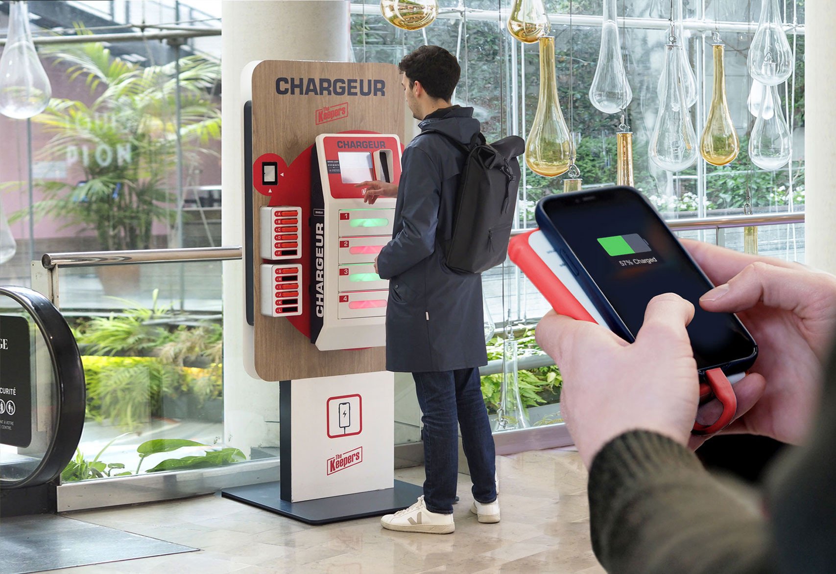 Un visiteur recharge son téléphone sur un Keeper Flash dans un centre commercial