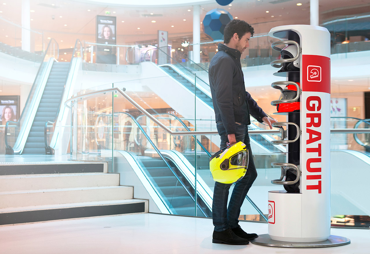 Un visitante deja su casco de moto en un Keeper Jet, en la galería de un centro comercial