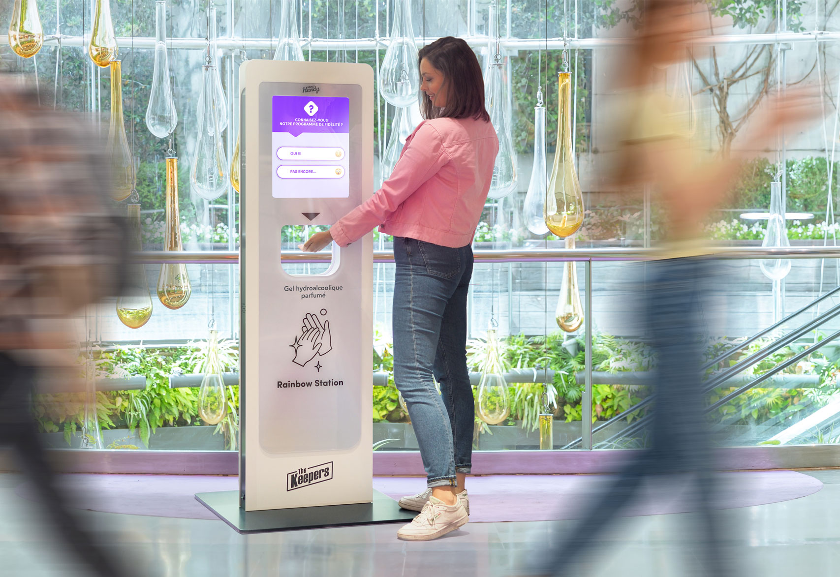 Una visitante utiliza la pantalla táctil de una Data Station en un centro comercial