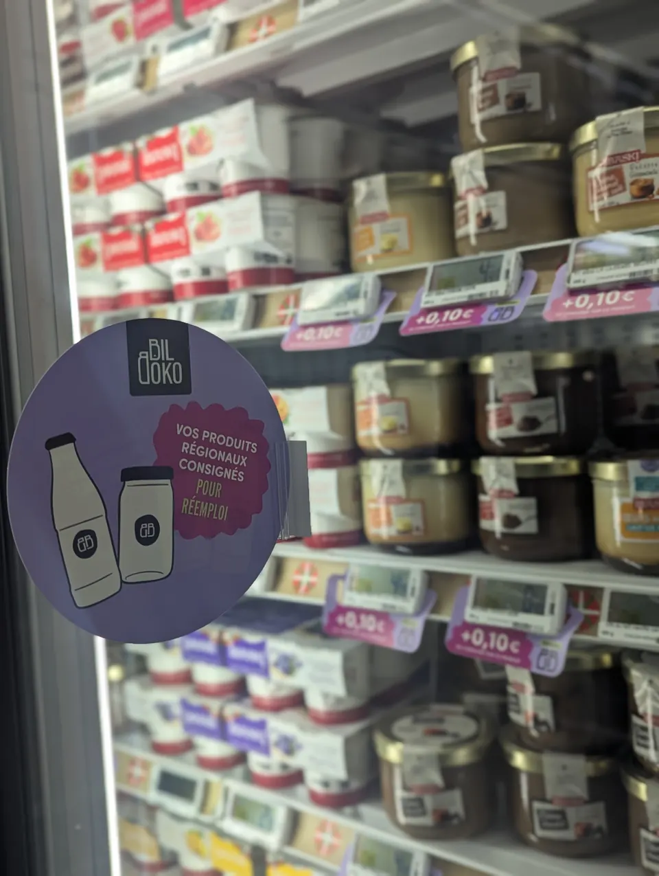 Fresh food aisle at Intermarché Bidart: reusable jars and deposit labels