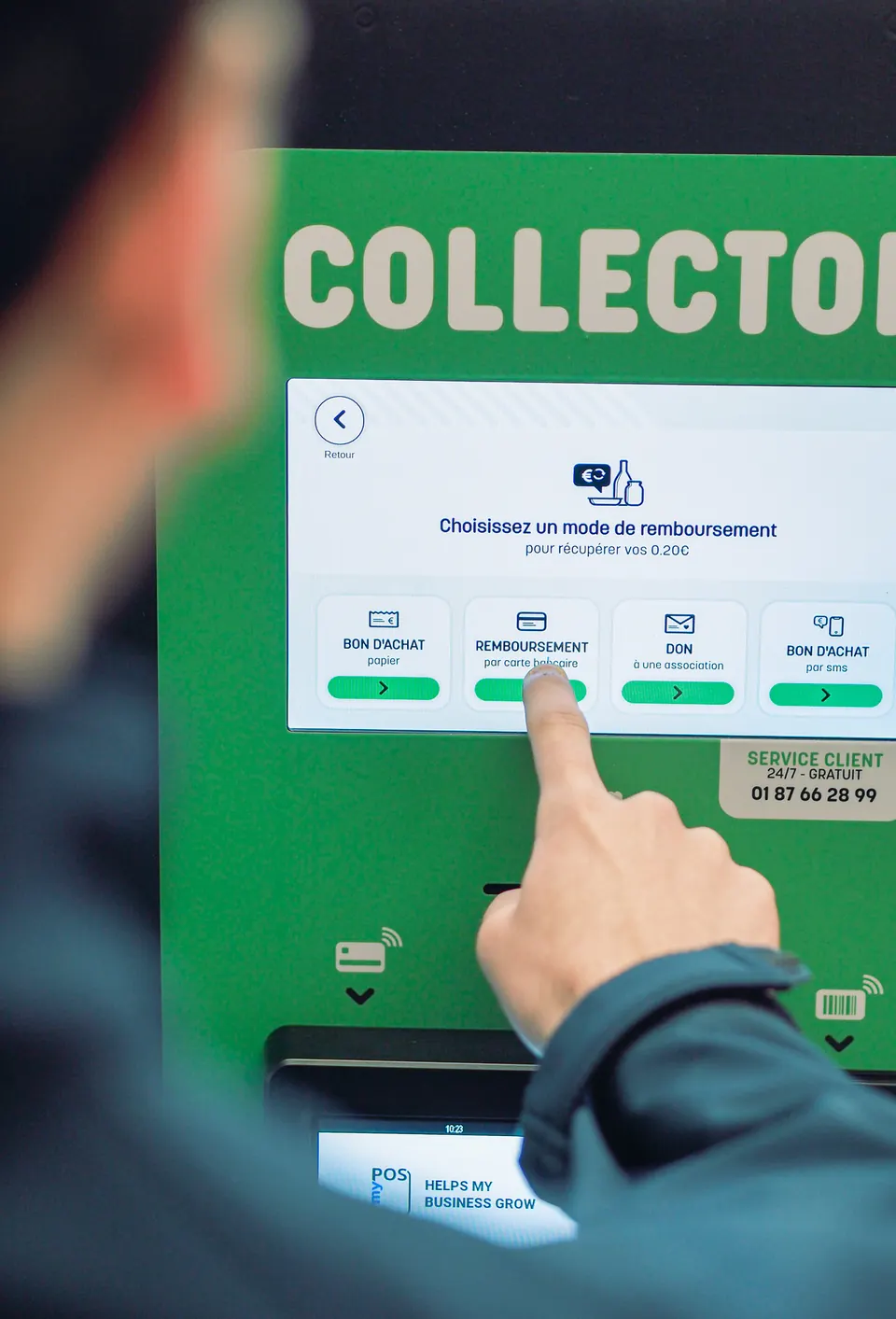 Un client choisit son mode de remboursement sur l'écran